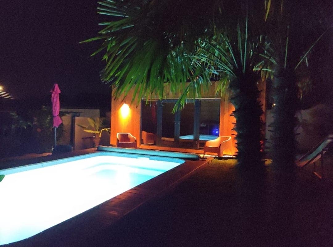 Annuncio Airbnb popolare: Garden shed with pool a Rochefort