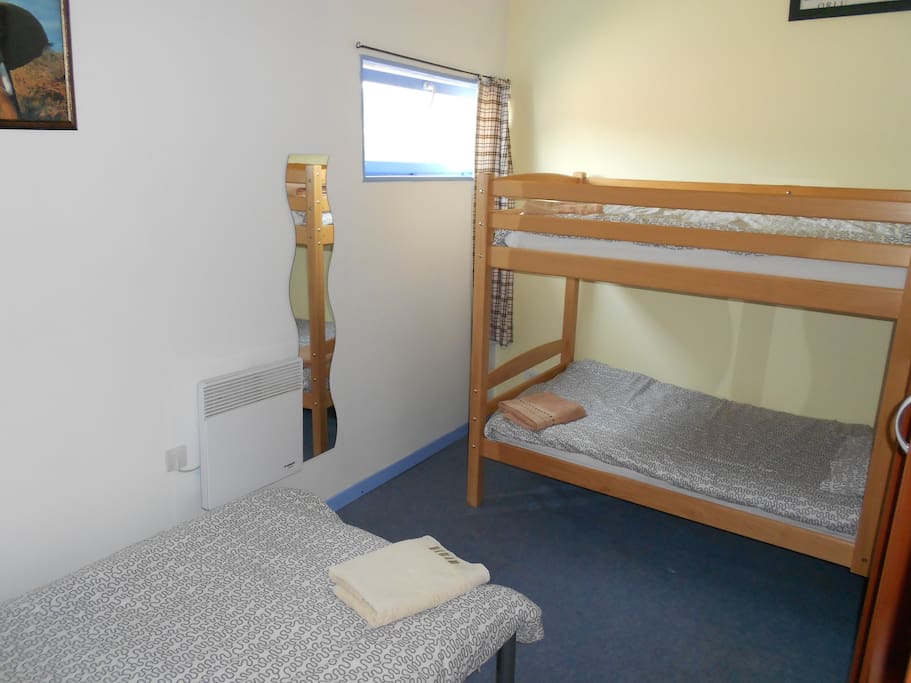 Bunk beds &
Single bed