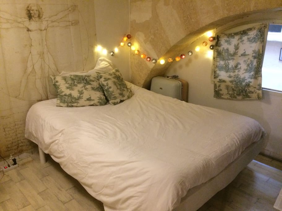 chambre avec lit double sur cour intérieure et portant pour vêtements