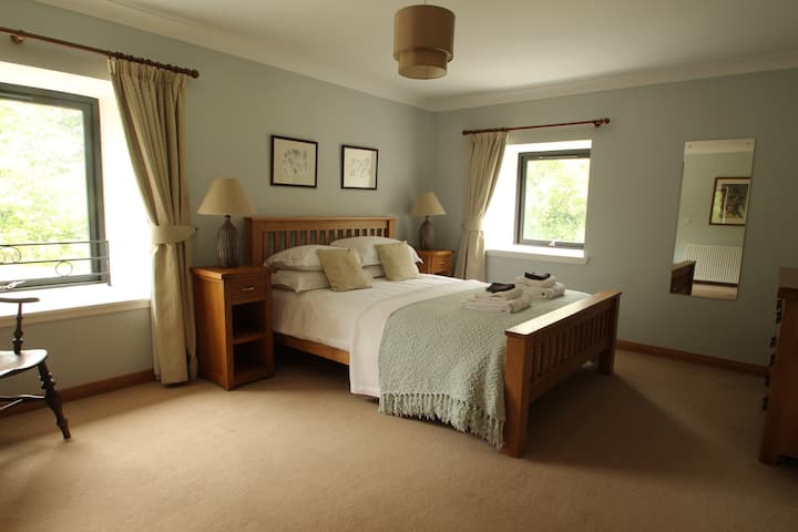 დიდი საძინებელი. მასში არის საშხაპე ოთახი