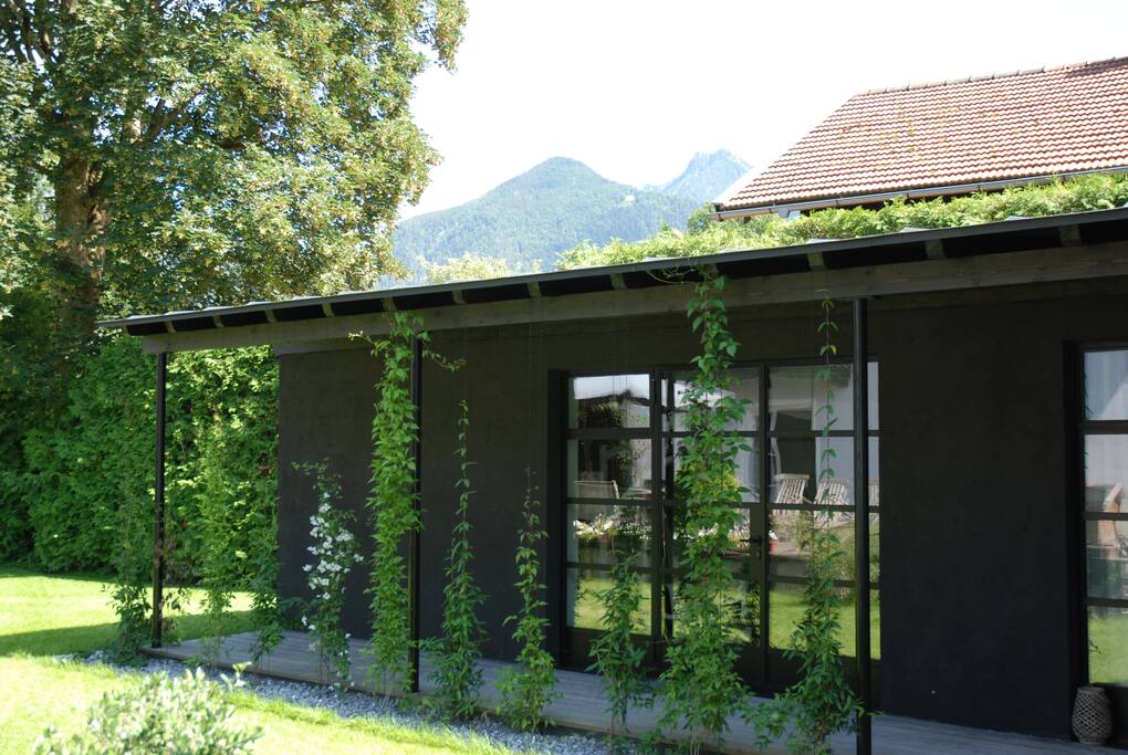 Blick in die Berge vom Innenhof