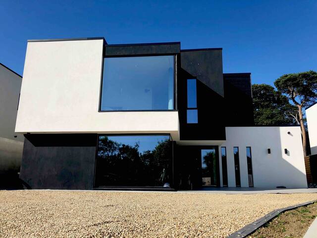 NEWLY BUILT CONTEMPORARY HOUSE WITH GREAT SEAVIEWS
