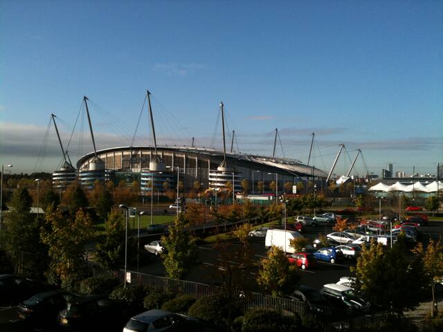 2 Bed 2 Bath, Canal Side Apartment Manchester gallery image 2