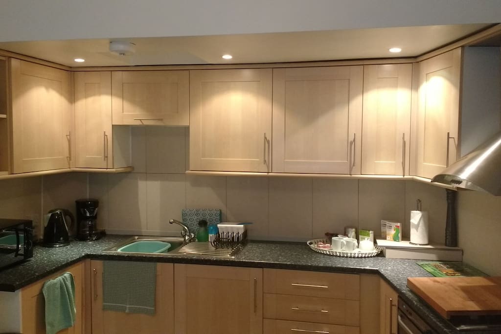 clean fully equipped kitchen