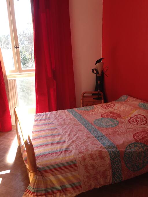 chambre avec une literie confortable et une penderie