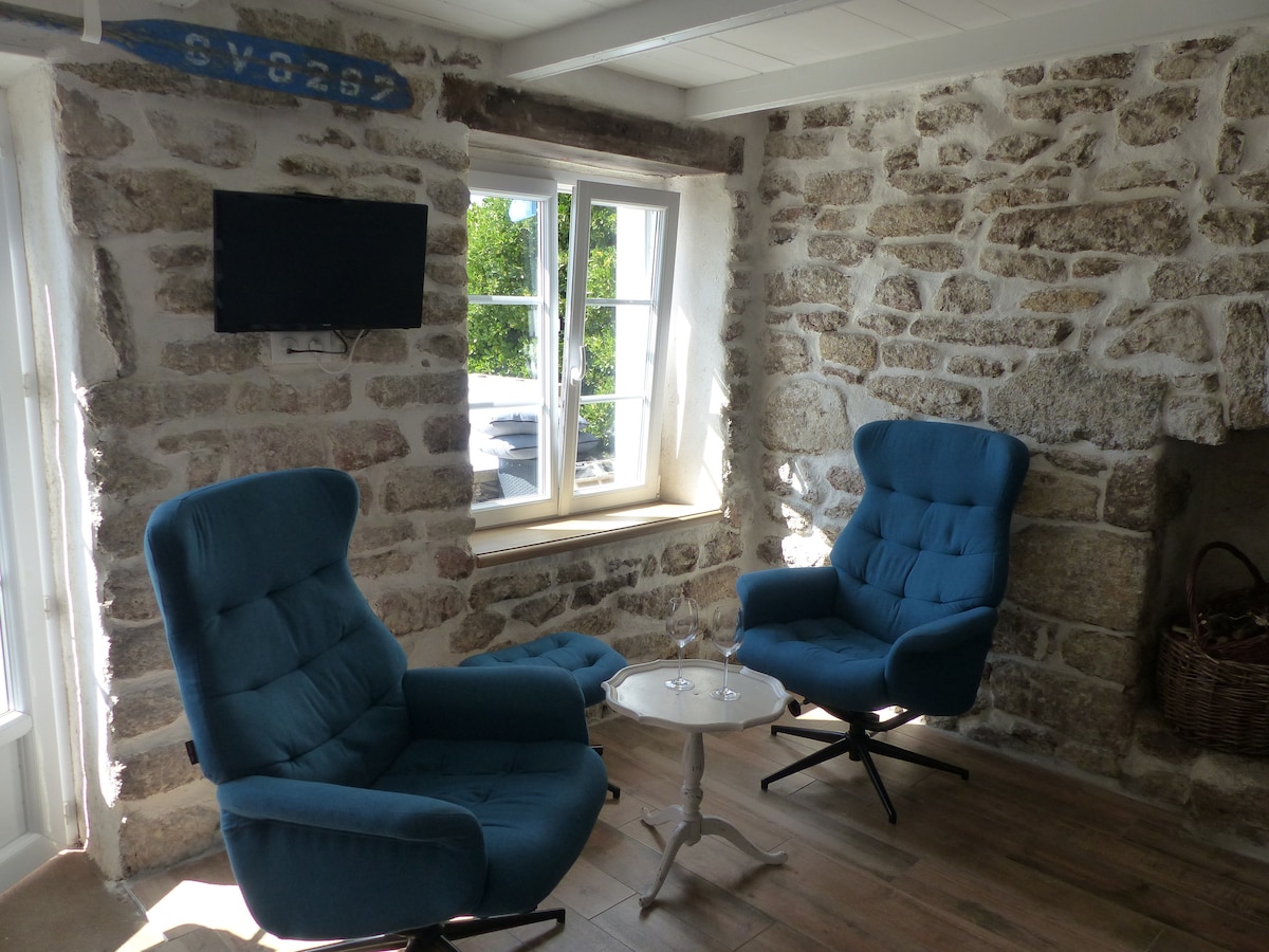 Successful Airbnb property: Goudoul-Lesconil Cottage: 180° sea view in Plobannalec Lesconil
