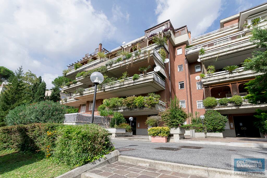 Vista del palazzo e del comodo accesso con la macchina