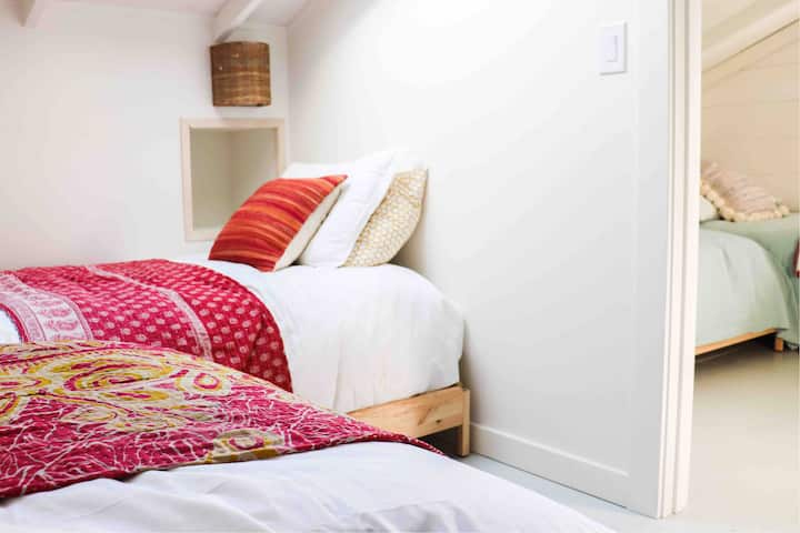 ห้องนอนที่ 4 ในราวินที่สูงชันพร้อมเตียงแฝดสองหลังประตูแยกห้องนอนนี้ออกจากห้องนอนที่ 3 พื้นที่นอนเล็กๆที่ให้ความรู้สึกเป็นส่วนตัวมาก! 