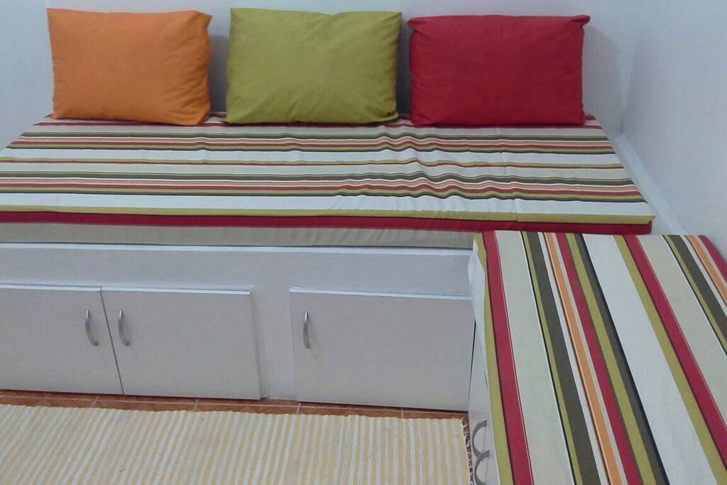 Cama de solteiro e sofá!
