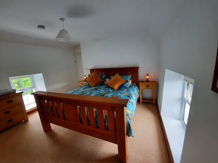 חדר שינה ראשי כל כך נוח עם מיטת קווין סייז.