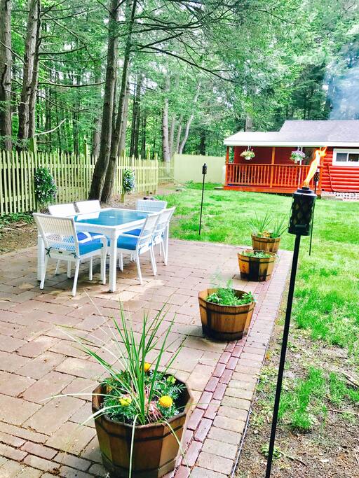 Outdoor patio with Fireplace for cooking