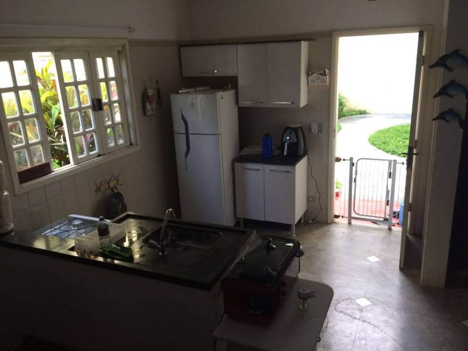 Cozinha equipada com fogao geladeira e forno eletrico