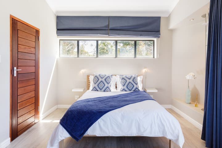 Contemporary villa with magnificent views of Hout Bay gallery image 4