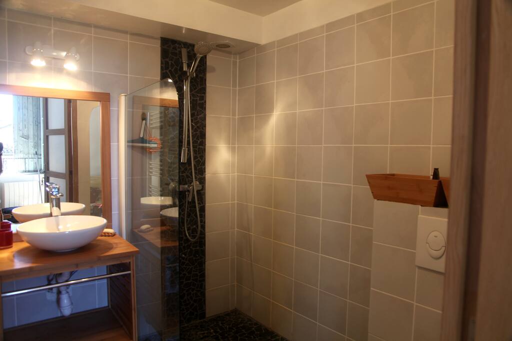 Salle de bain, douche à l'italienne, sèche serviette chauffage intégré
