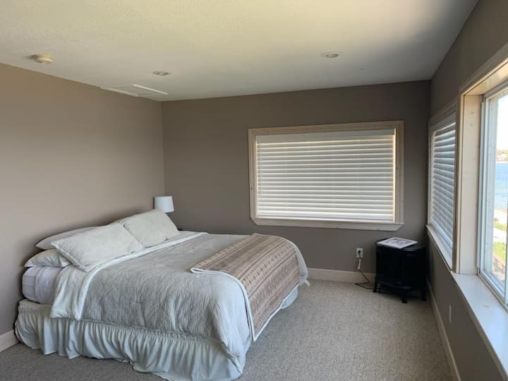 חדר שינה מס '3,
חדר שינה למעלה
מיטת קינג
- סייז נוף נהדר לאגם