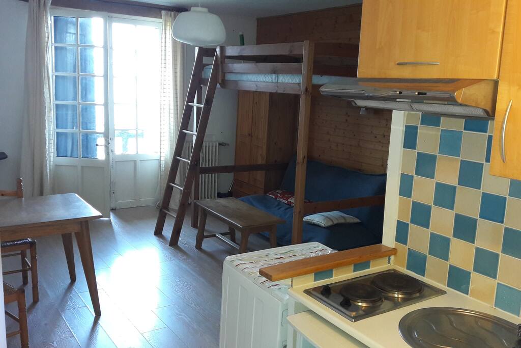 Kitchenette & table, mezzanine & mini salon.