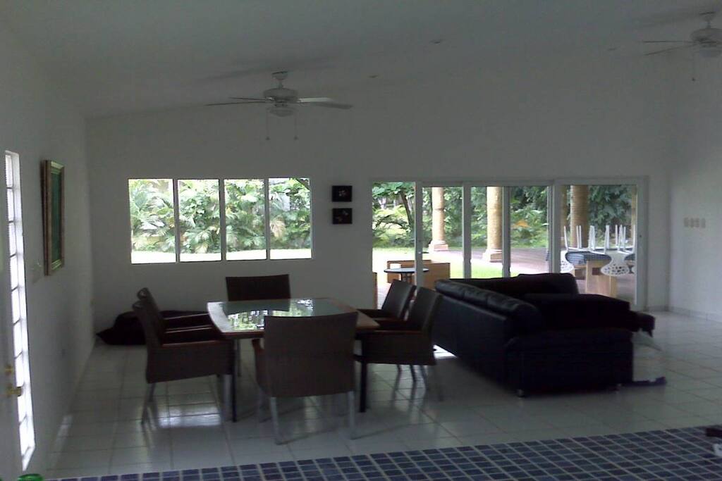 Sala /comedor interior. En la terraza hay mesa y silla para 15 ps.
