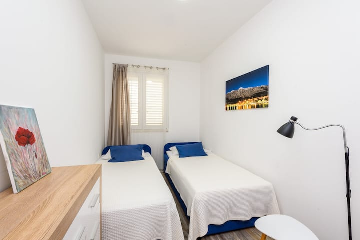 2/ chumba cha kulala kinalala watu wawili,toppers za antomic