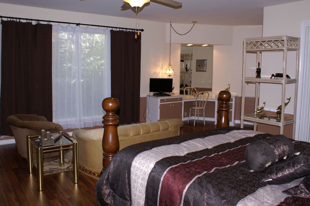 The Honeymoon Suite isn't just for honeymooners! This cozy suite features a picture window with a view of the front gardens. You may see the neighborhood peacock strutting by....