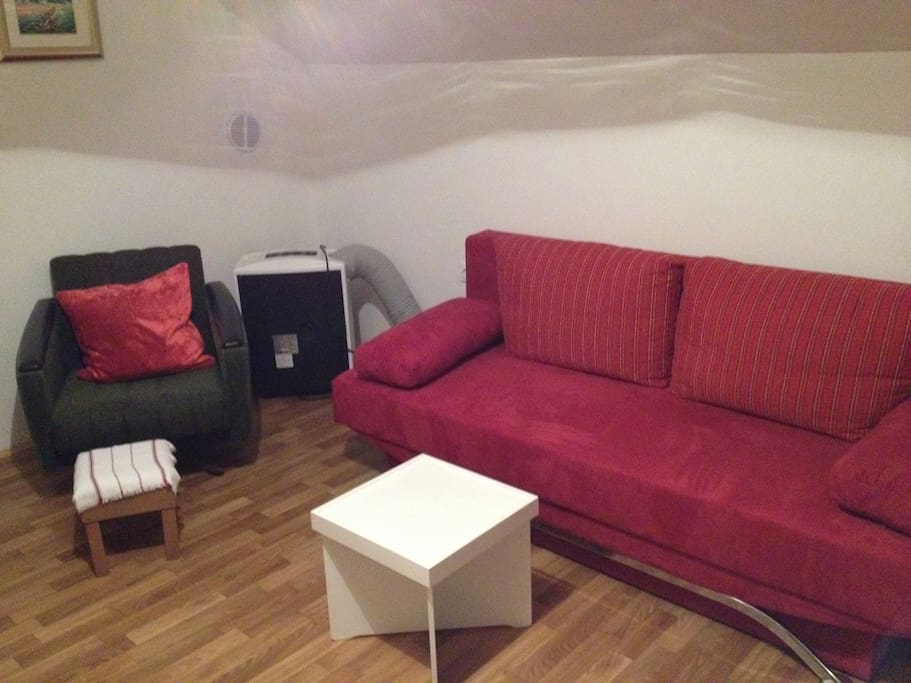 Wohnzimmer im OG, was ggf. zum Schlafzimmer umgewandelt werden kann. Das Sofa ist ausklappbar und bequem für 2 Personen.