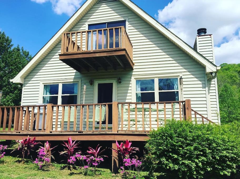 Private Lakeside Cottage. Closest rental to the water in the area.