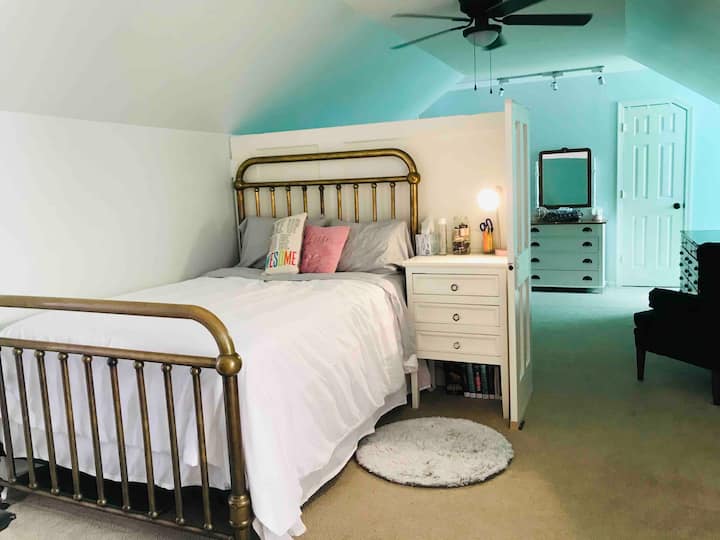 Ბონუსი სხვენის სივრცე. სრული საწოლი, რომელიც აქ არის ოთახის გამყოფების წინააღმდეგ. 