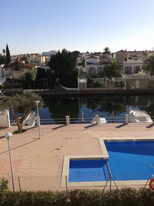 vista canal y piscina