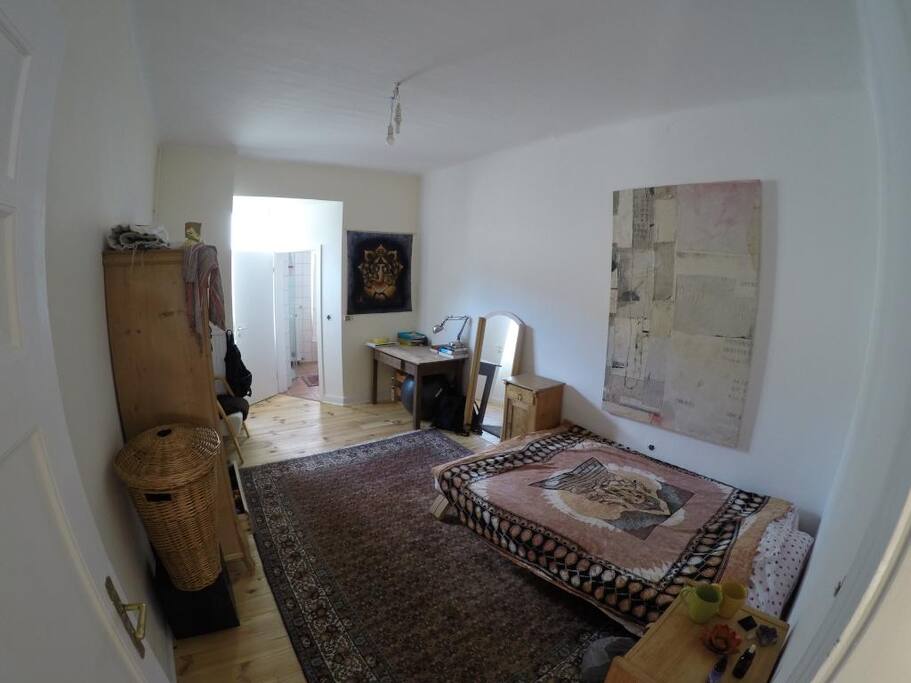 Schlafzimmer#1, mit Durchgang ins Bad. Abendsonne.