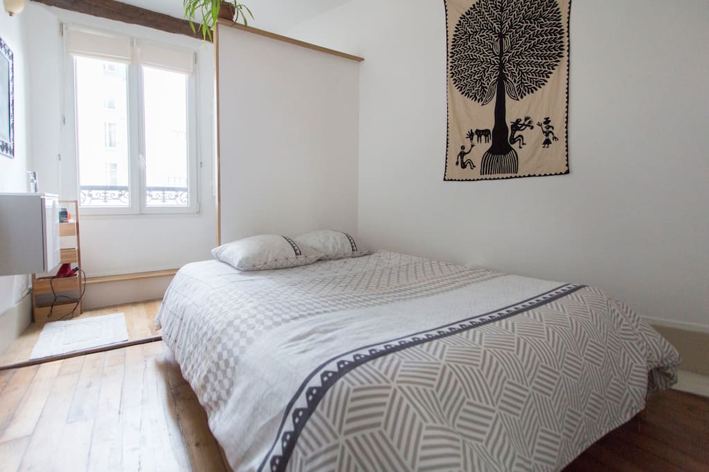 Bright bedroom with view on Sacré Coeur