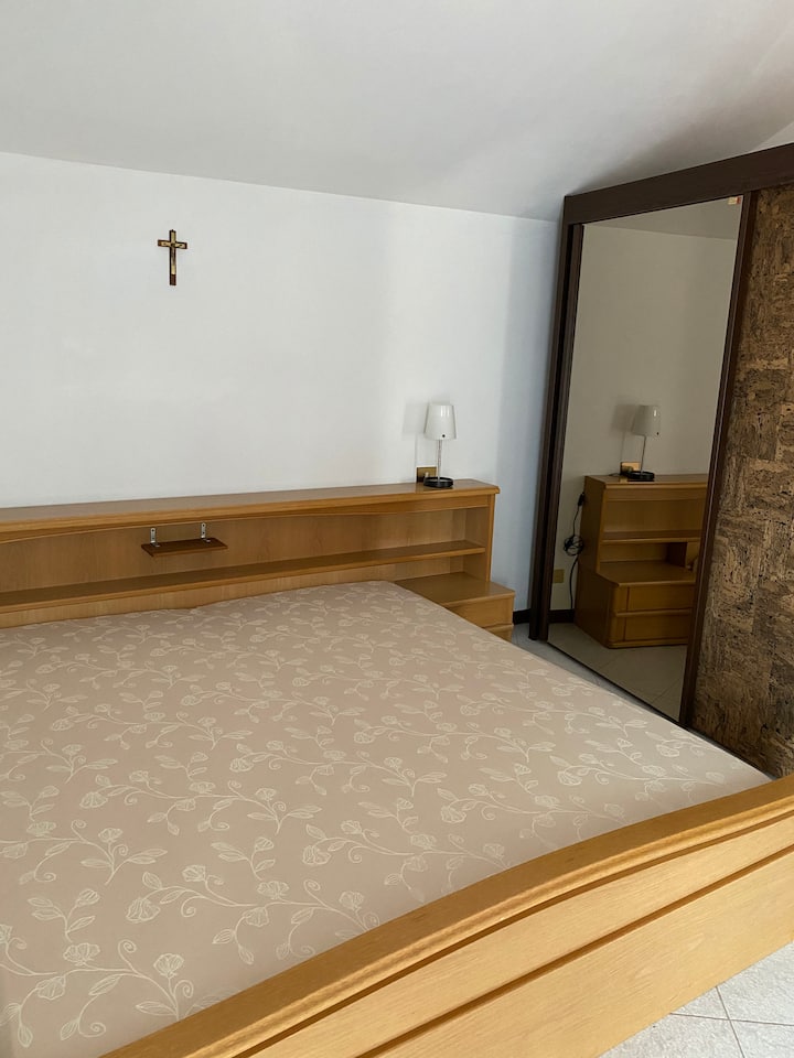 Საძინებელი დიდი ორადგილიანი საწოლით