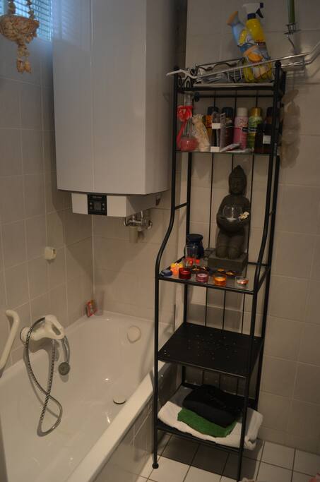 2: Bathroom, with bathtube