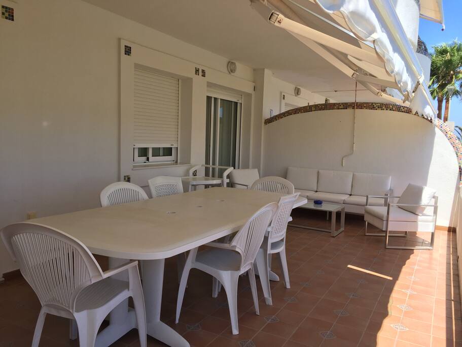 Terraza con mobiliario