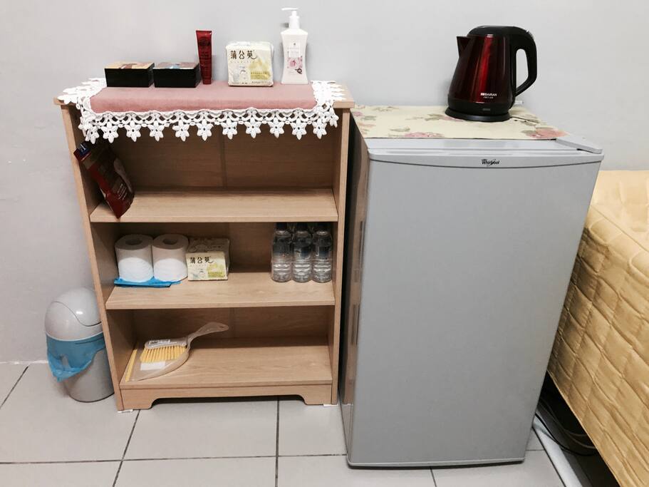 冰箱供您存放食物、衛生補給品櫃