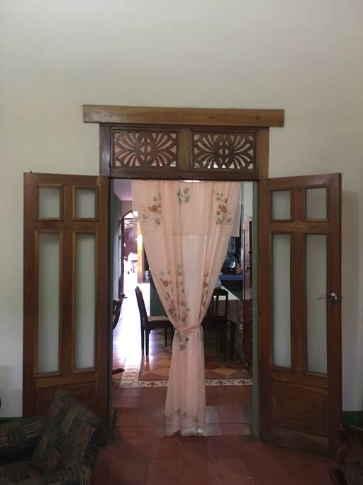 Puerta interna de acceso a la sala de la casa