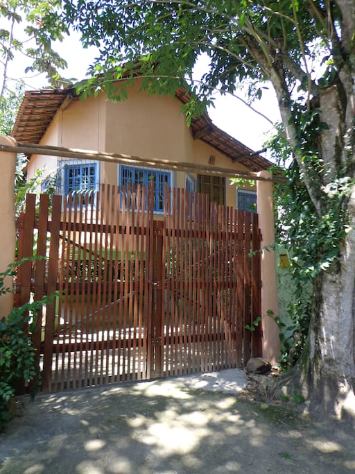 Fachada frotal com portão fechado