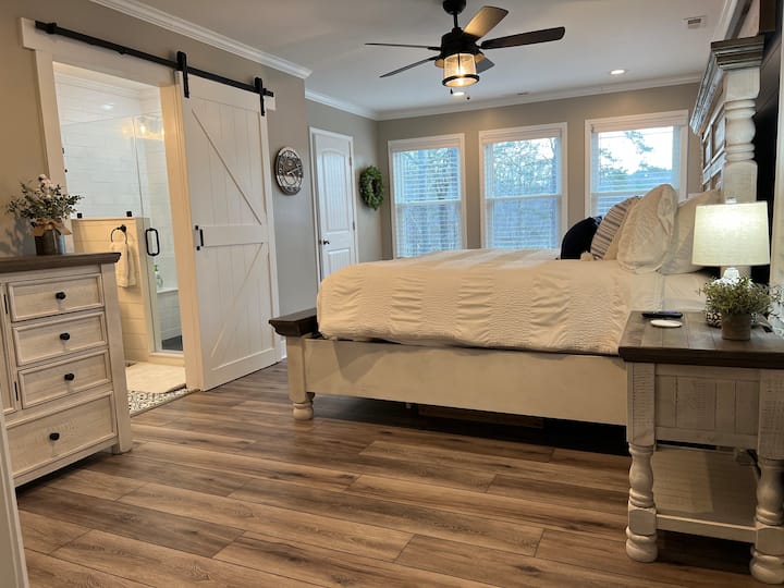 Главен апартман со поглед на езеро