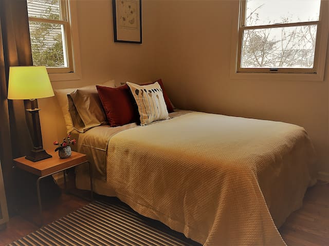 Artsy Modern Style home 30 minutes from Manhattan