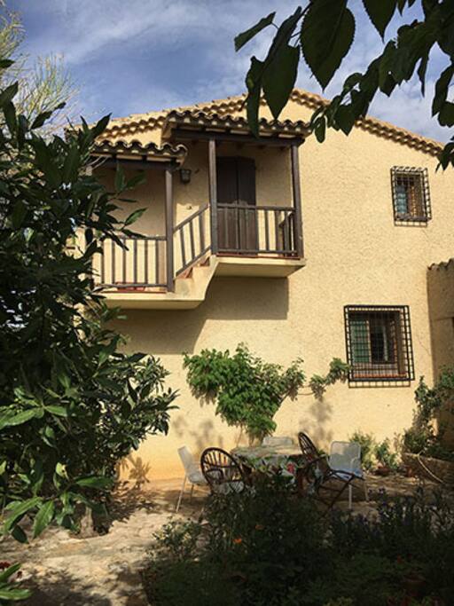 Fachada con balcón