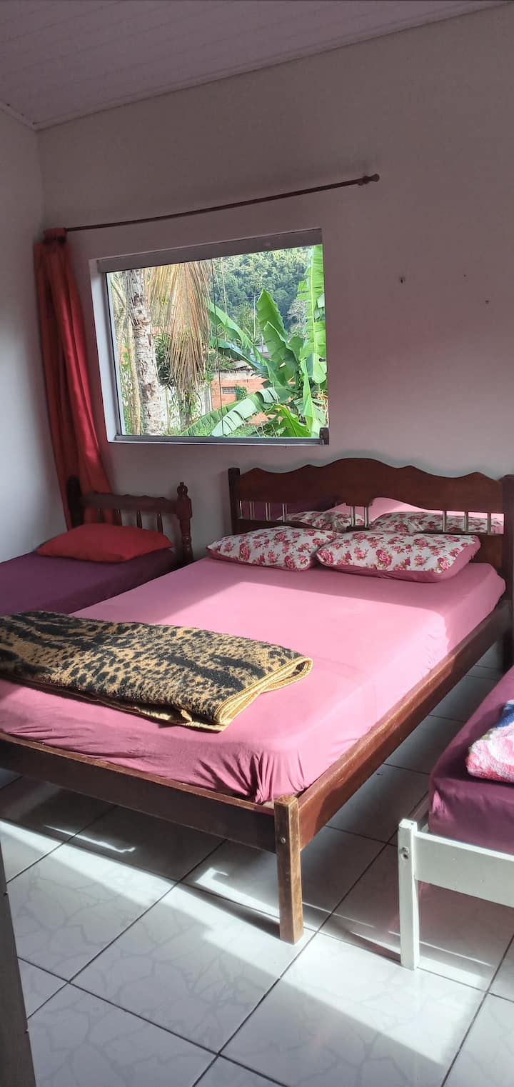 Größeres Zimmer mit einem Doppelbett, zwei Einzelbetten  und einem Etagenbett 