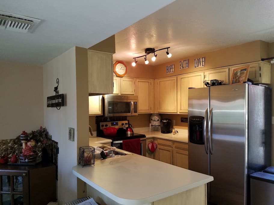 Kitchen w/sit-up bar