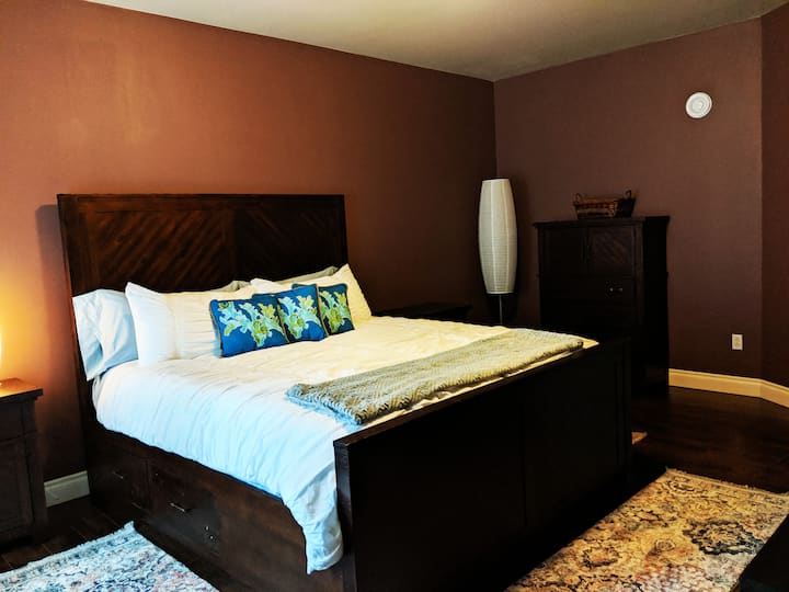 Lujoso dormitorio principal con baño privado, cama tamaño king y toda la comodidad que podrías pedir.