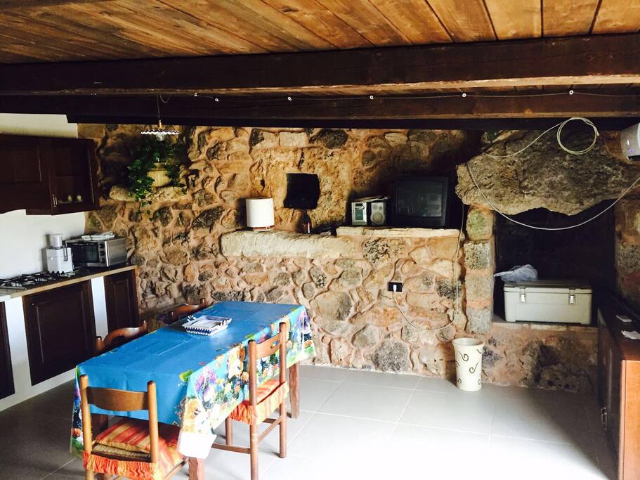 Openspace con cucina,un divano letto.