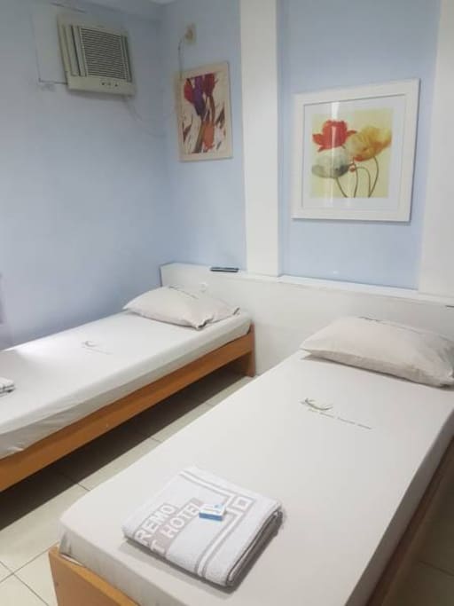 Quarto com 2 camas de solteiro ou 1 de casal ou ainda 3 camas de solteiro.