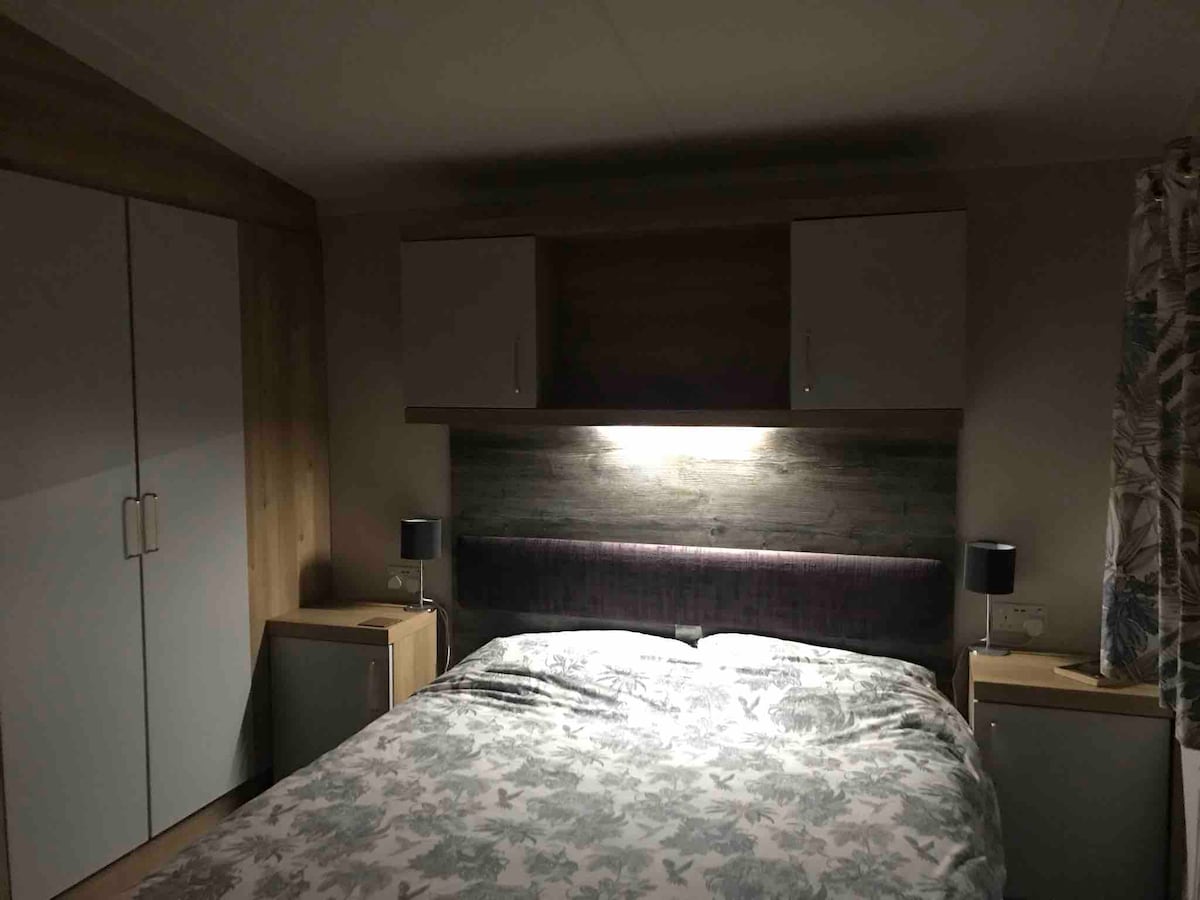 Მთავარი ოთახი 193 × 203 სმ ზომის საწოლით, საგარდერობო მაგიდითა და ცალკე სააბაზანოთი 