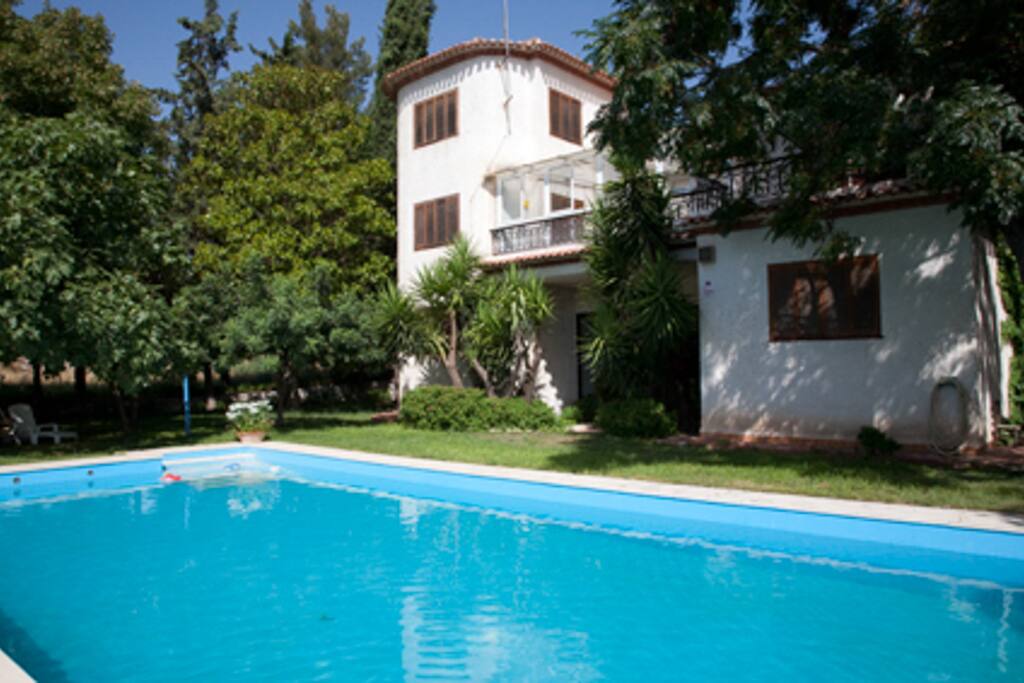 Piscina privada en jardín inferior