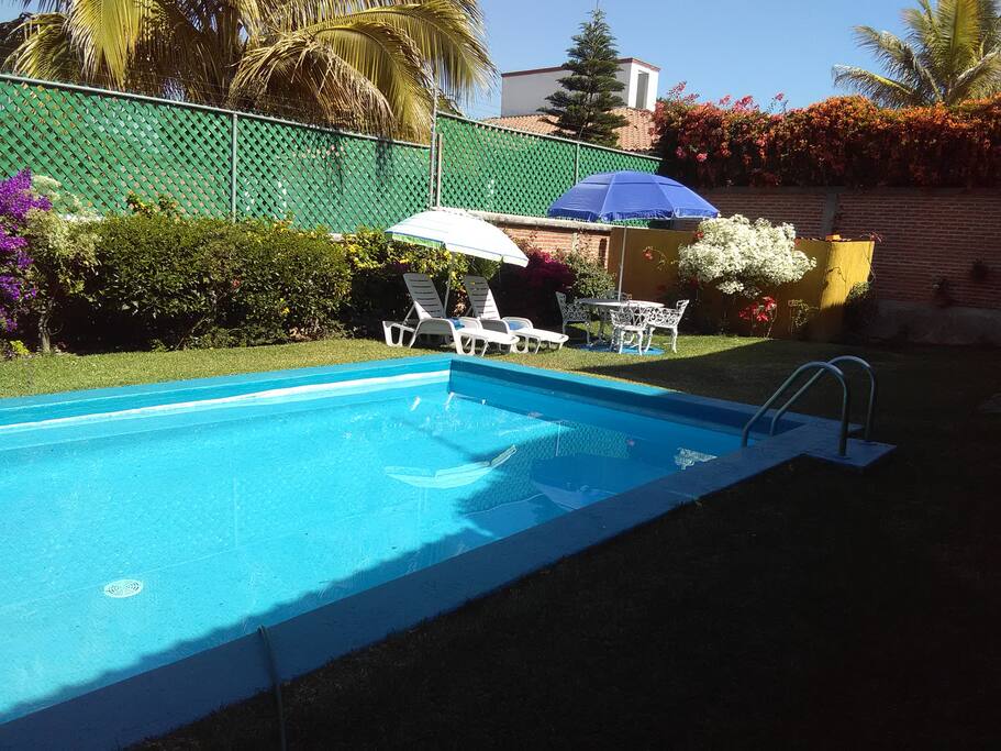 jardín y alberca.
