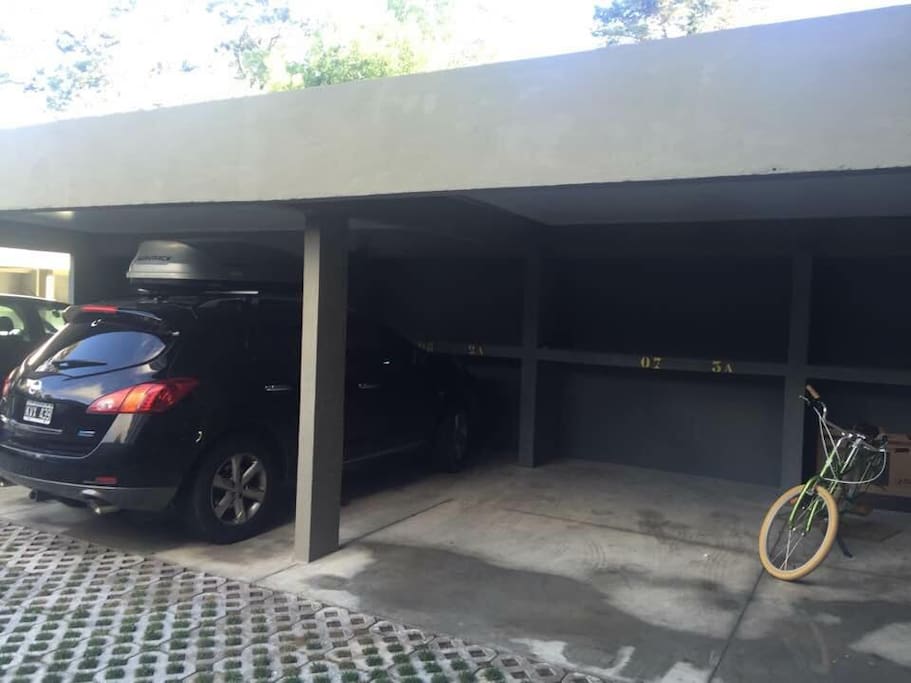 Parking privado para 1 auto con pequeña baulera. Private semi covered parking with storage space