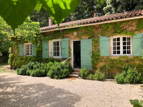 Dependency of a Provençal farmhouse at the foot of the hills