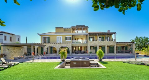 Amazing Villa Rio with large 25m Pool and Hot Tub