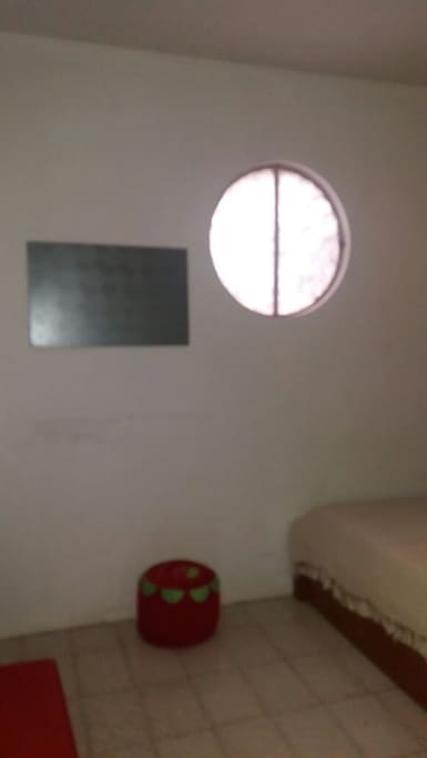 Fonte de iluminação e aeração além da janela, fato que mantém o ambiente claro e bem arejado!